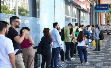 Rio de Janeiro (RJ), 05/10/2025 – Candidatos chegam ao local de prova do Concurso Nacional Unificado (CNU), no centro do Rio de Janeiro. Foto: Tomaz Silva/Agência Brasil