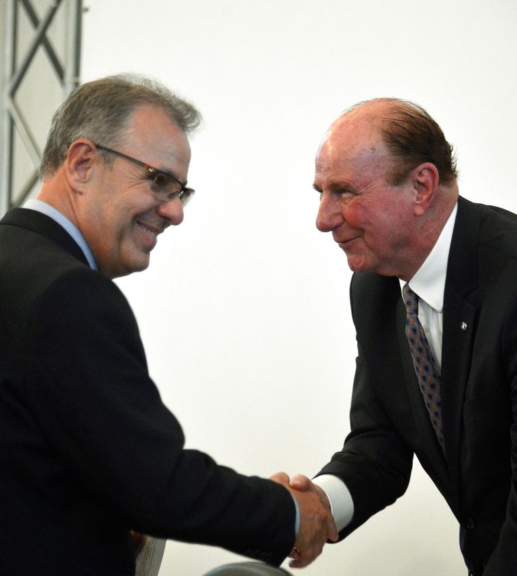 O  ministro de Minas e Energia, Bento Albuquerque e o diretor-presidente do SGB, durante assinatura de contrato entre o  Serviço Geológico do Brasil (CPRM), a Petrobras e a ANP , para execução de projetos de PD&I de melhoria de infraestrutura