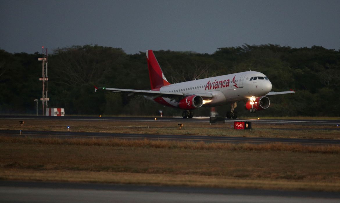 Avião da Avianca Airlines se prepara para decolar de aeroporto em San Luis Talpa