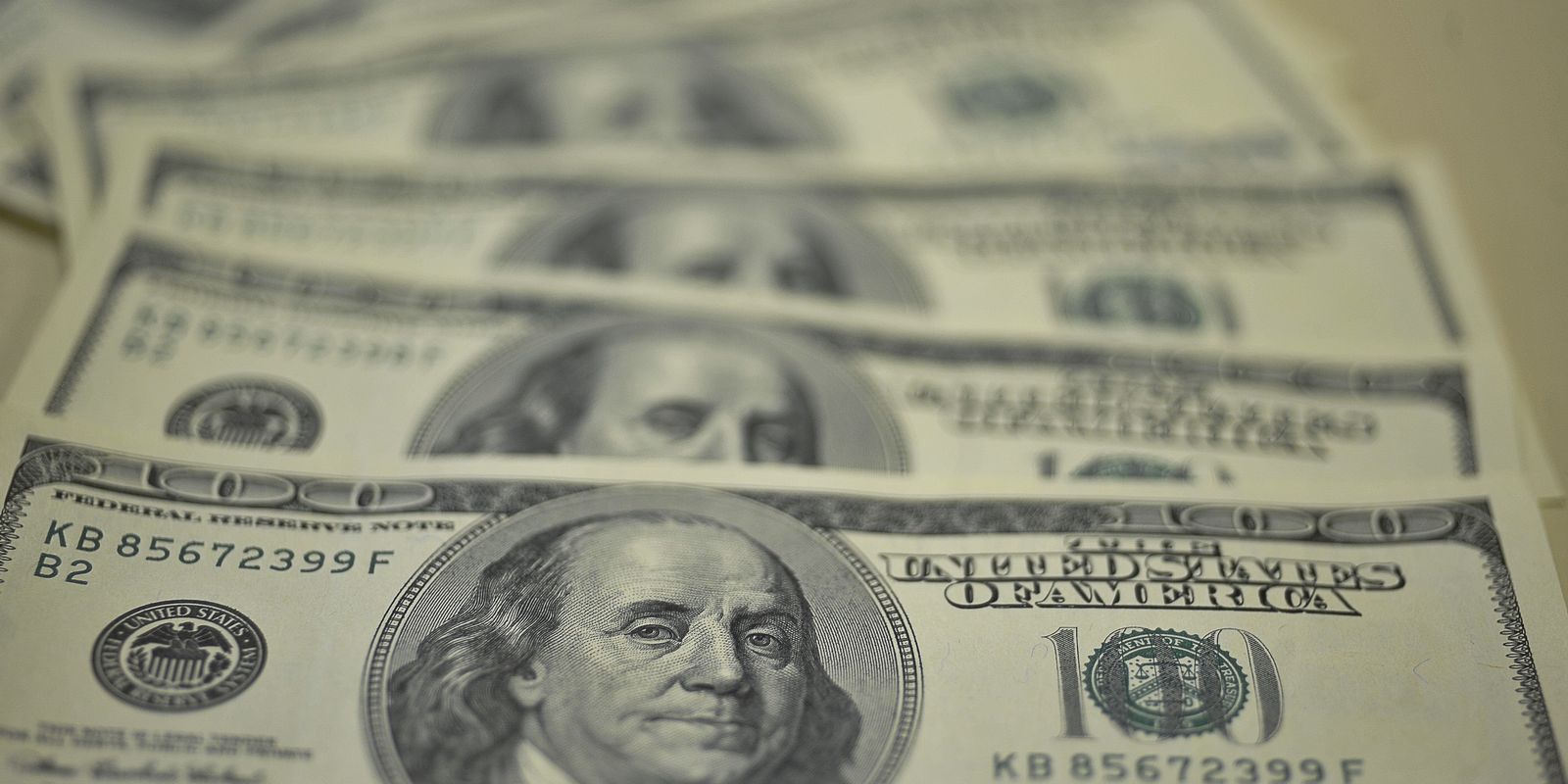 Dólar cai para R$ 5,40, mas tem maior alta semanal em um mês