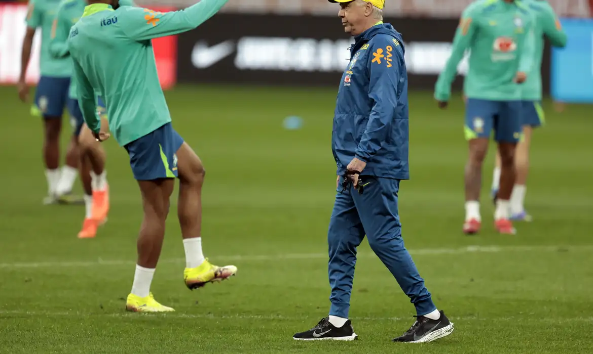 São Paulo (SP), 09/06/2025 - Técnico Carlo Ancelotti durante treino da Seleção Brasileira de Futebol, na Neo Quimica Arena, antes do jogo contra o Paraguai pelas eliminatórias da Copa do Mundo 2026. Foto: Paulo Pinto/Agência Brasil