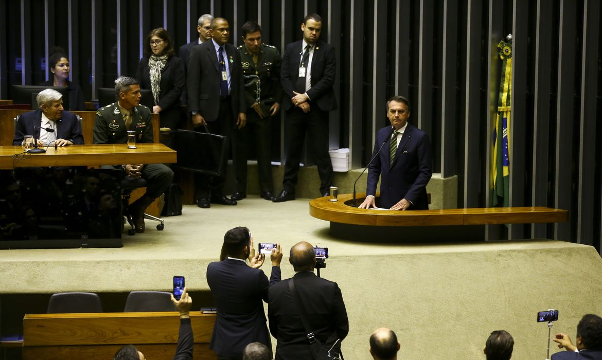  O presidente Jair Bolsonaro participa de sessão solene em homenagem ao aniversário do Comando de Operações Especiais do Exército Brasileiro, na Câmara dos Deputados.