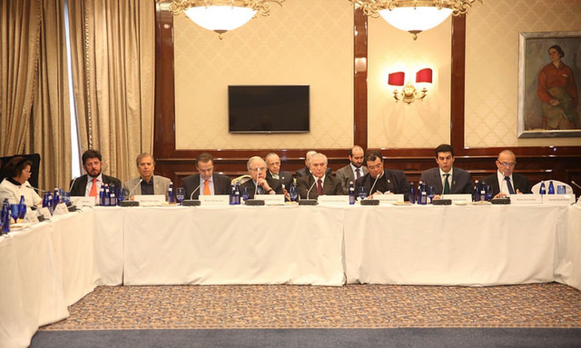O vice-presidente, Michel Temer, com ministros e empresários em Moscou