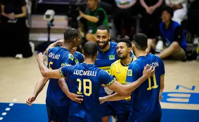 Já classificada, seleção brasileira masculina derrota Turquia por 3 sets a 1, em penúltimo jogo da primeira fase da LIga das nações de vôlei - retorno de Lucarelli após lesão - em 19/07/2025