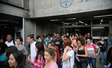 Rio de Janeiro -  Os Candidatos deixam primeiro dia do Exame Nacional do Ensino Médio (Enem)  de 2015 na Universidade do Estado do Rio de Janeiro (Uerj) ( Fernando Frazão/Agência Brasil)