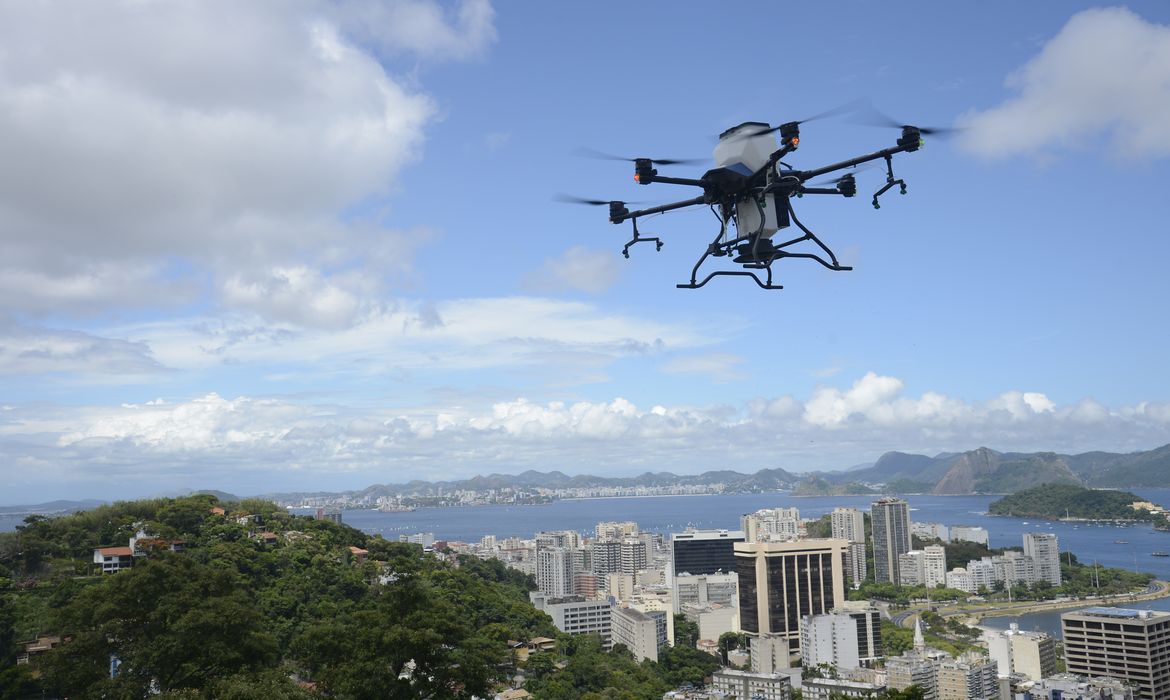 Rio de Janeiro (RJ) 05/01/2024 – Demonstração de drone semeador que será usado para despejar sementes durante mutirões de reflorestamento, no Mirante do Pedrão, em Botafogo. Foto: Fernando Frazão/Agência Brasil