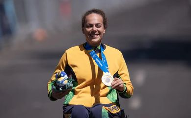 A ciclista Jady Malavazzi exibe medalha de ouro no Parapan de Santiago