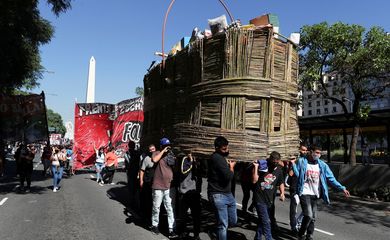 Manifestantes protestam contra medidas decretadas para conter a Covid-19 em Buenos Aires