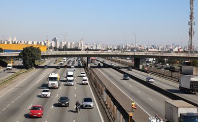 Trânsito de veículos na Rodovia Presidente Dutra.