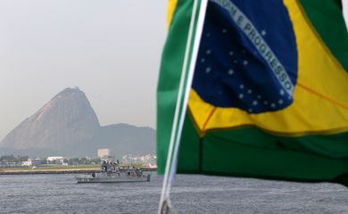 Em comemoração ao Bicentenário da Independência, a Marinha do Brasil promove uma Revista Naval, com a presença do presidente da República, na Baía de Guanabara, no Rio de Janeiro.