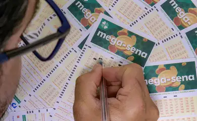 Rafa Neddermeyer/Agência Brasil/ARQUIVO 22/06/2023 - Brasília - Mega-Sena, concurso da Mega-Sena, jogos da Mega-Sena, loteria da Mega-Sena - Volantes da Mega Sena sendo preenchidos para apostas em casas lotéricas da Caixa. Foto: Rafa Neddermeyer/Agência Brasil/Arquivo