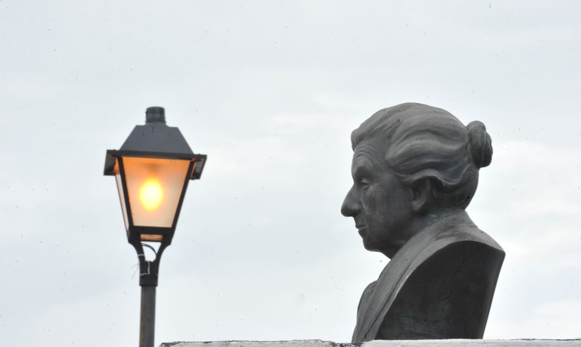 Busto de Cora Coralina em frente ao museu em homenagem à poetisa (Marcello Casal Jr/Agência Brasil)