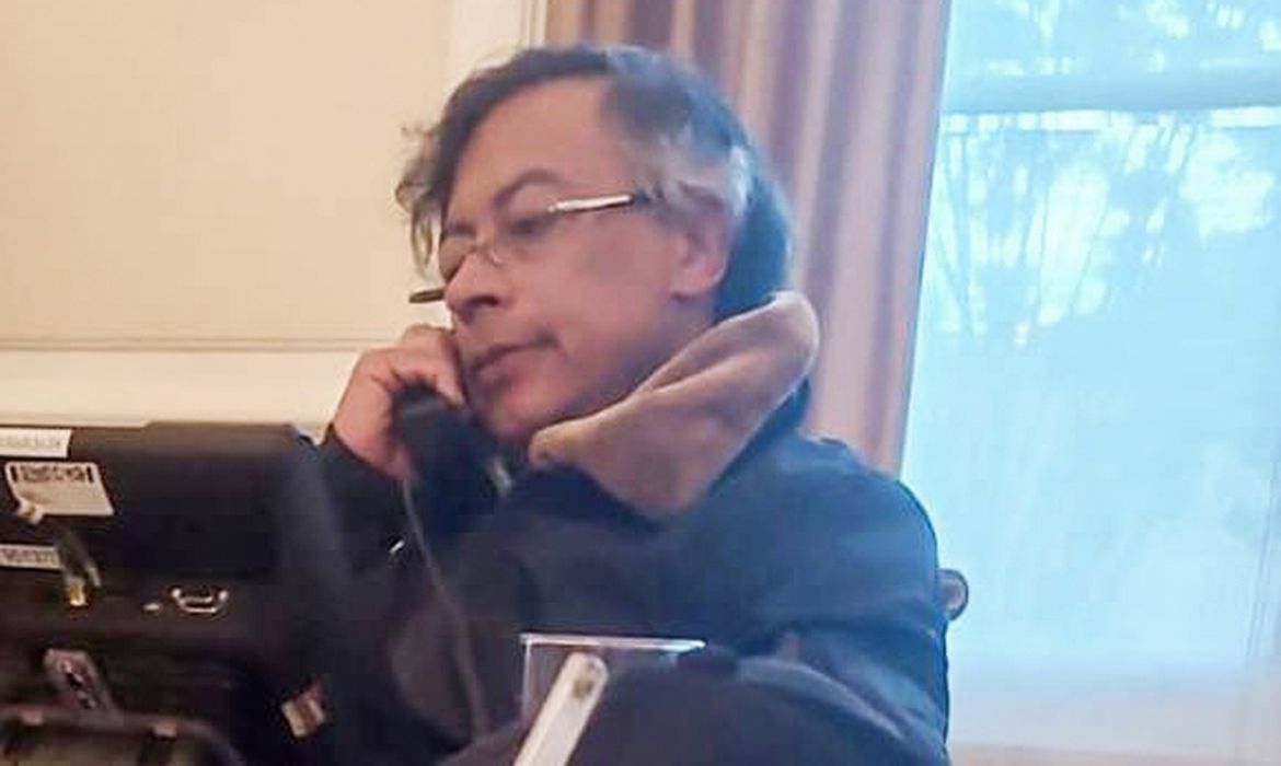 São Paulo (SP) - 08/01/2026 - Gustavo Petro, presidente da Colômbia, conversa com Trump por telefone.
Foto: Gustavo Petro/X