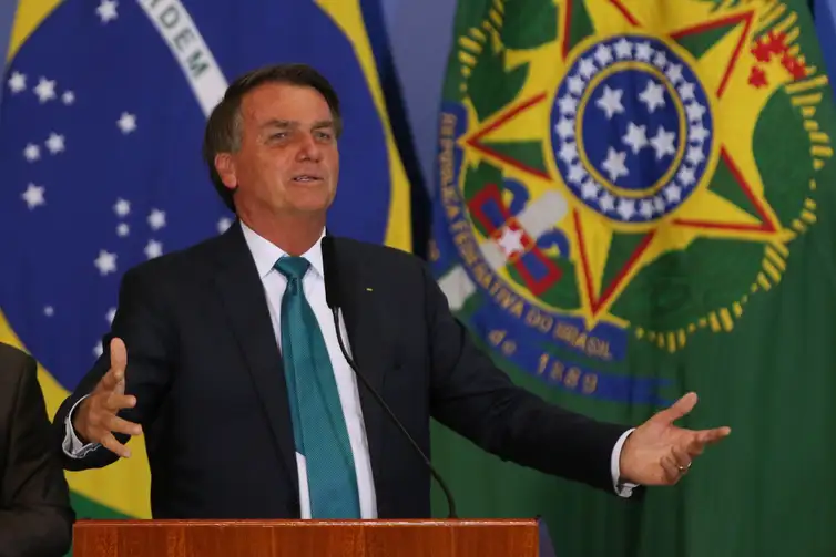 O presidente Jair Bolsonaro participa da divulgao dos novos critrios de desconto e renegociao das dvidas do Fies.Presentes  cerimnia os ministros da Educao, Milton Ribeiro, e da Economia, Paulo Guedes