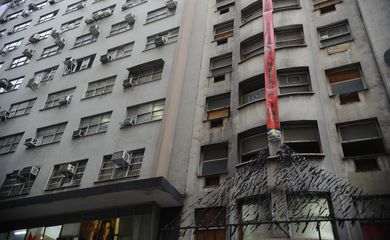 Organizada pelo MNLM, a ocupação Manoel Congo em um prédio abandonado do INSS na Cinelândia, no centro do Rio, é habitado por 42 famílias