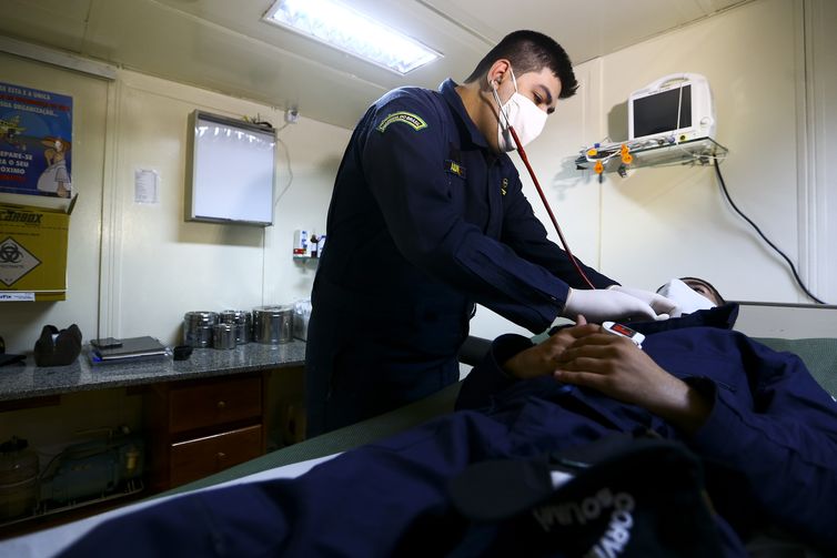 Marcelo Camargo/Agência Brasil O 1º Tenente e clínico geral, João Pedro Aquime, durante atendimento no Navio Auxiliar Pará.