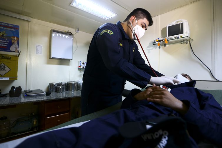 O 1º Tenente e clínico geral, João Pedro Aquime, durante atendimento no Navio Auxiliar Pará.