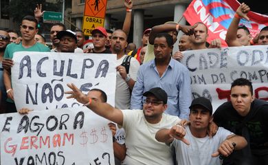 Trabalhadores fazem manifestação em frente ao prédio da Transpetro, no Centro da capital fluminense, contra o fechamento do Estaleiro Mauá (Tomaz Silva/Agência Brasil)