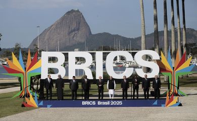 Rio de Janeiro (RJ), 06/07/2025 - Foto ofical do Brics com seus membros.
Da esquerda para direita:
Minister Sergei Lavrov (Rússia),
Khaled bin Mohamed Al Nahyan (Emirados),
Prabowo Subianto (Indonésia)
Cyril Ramaphosa (África do sul)
Luiz Inácio Lula da Silva (Brasil)
Primeiro ministro, Narendra Modi  (Índia)
 Premier Li Qiang (China)
Abiy Ahmed (Etiópia)
Mostafa Madbouly (Egito)
 Abbas Araghchi (Irã)
Foto: Joédson Alves/Agência Brasil