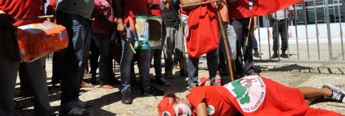 Integrantes do Movimento dos Trabalhadores Rurais Sem Terra (MST) protestam contra o segundo adiamento do julgamento do Massacre de Felisburgo