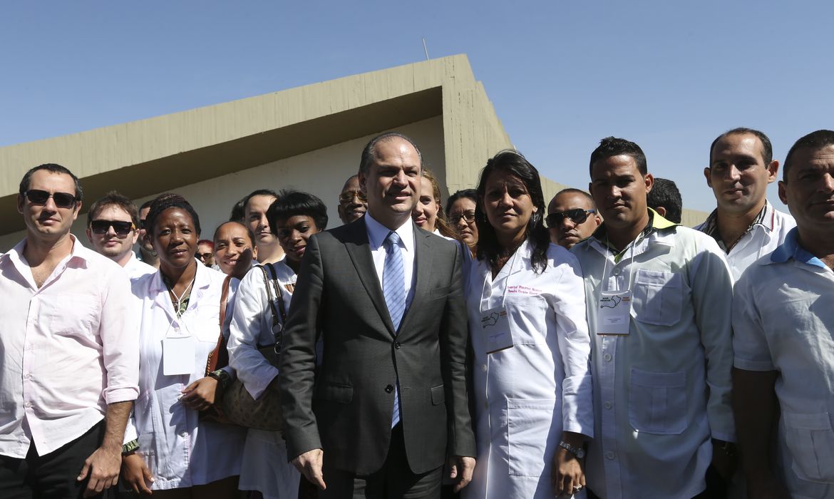 Brasília - O ministro da Saúde, Ricardo Barros, recebe profissionais cubanos e brasileiros que vão trabalhar no Programa Mais Médicos (Elza Fiuza/Agência Brasil)