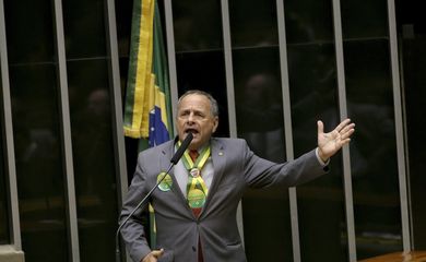 Brasília - Deputado Carlos Manato (Solidariedade/ES) durante  discussão do processo de impeachment de Dilma, no plenário da Câmara (Wilson Dias/Agência Brasil)