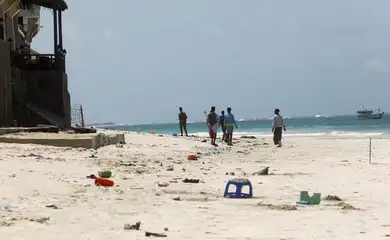 People walk at the scene of an explosion that occurred while revellers were swimming at the Lido beach in Mogadishu, Somalia August 3, 2024. Reuters/Feisal Omar/Proibida reprodução