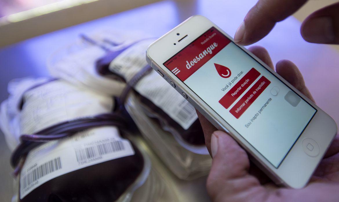 O Hemocentro de Brasília lançou o aplicativo Doe Sangue, que alerta o doador, informa e convoca para doações de sangue.(Marcelo Camargo/Agência Brasil)