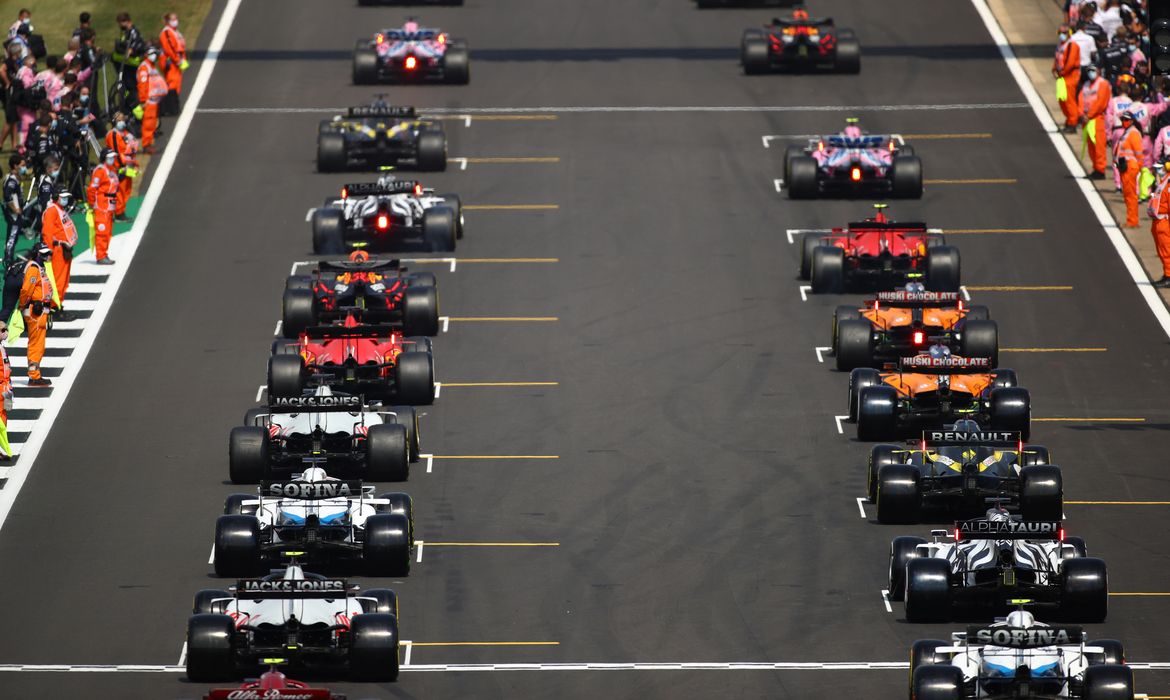 Largada no circuito de Silvestone - F1 - Fórmula 1 - pista - carros