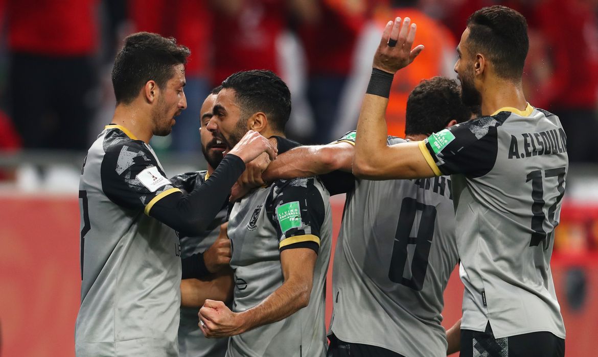 Jogadores do Al Ahly comemoram gol no Mundial de Clubes - eles enfrentarão o Bayern de Munique na semifinal