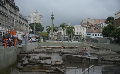 Garis fazem a limpeza do Cais do Valongo, que foi inundado com as chuvas de ontem (24). 