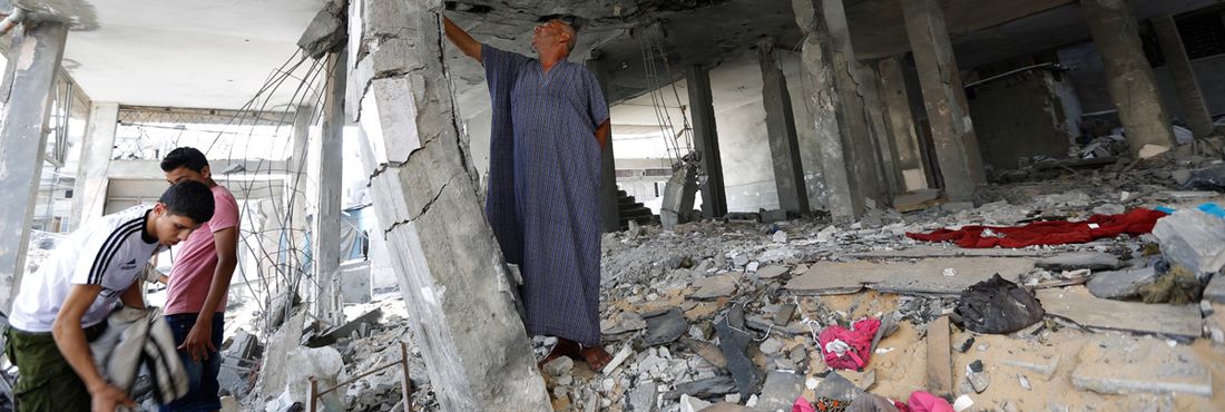 Prédio parcialmente destruído na faixa de Gaza