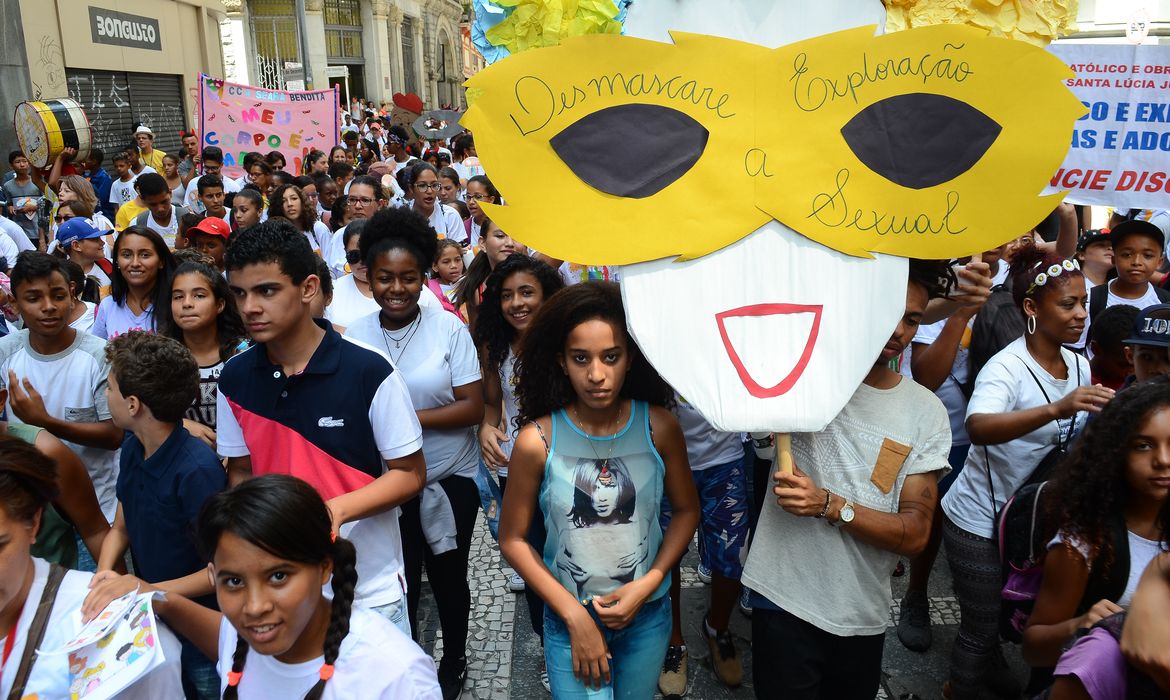 São Paulo - Bloco promove grito contra a exploração sexual de Crianças e Adolescentes no Carnaval 2017, na Praça do Patriarca, região central da cidade (Rovena Rosa/Agência Brasil)
