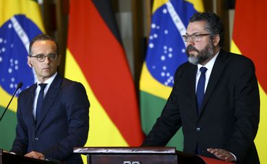 O ministro das Relações Externas da Alemanha, Heiko Maas, e o ministro das Relações Exteriores, Ernesto Araújo, fazem declaração à imprensa  no Palácio Itamaraty.