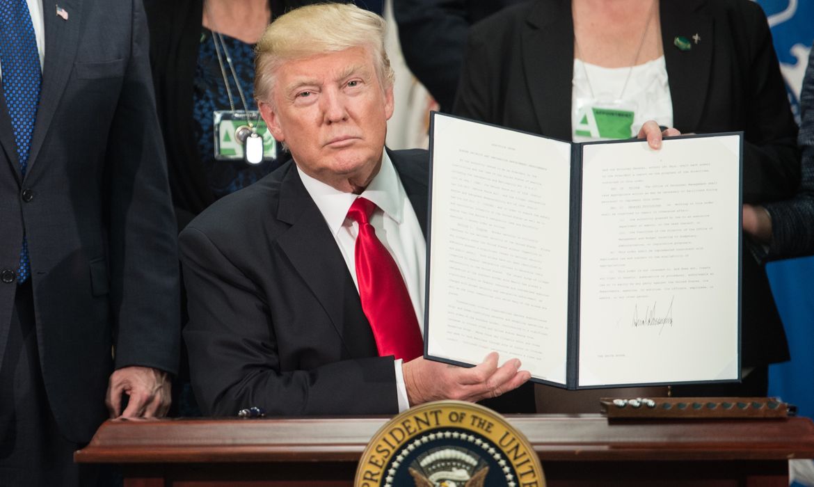 Presidente Donald Trump assina ordem executiva para construção de muro na fronteira dos Estados Unidos com o México (AFP/Direitos Reservados)