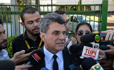Senador Romero Jucá, fala à imprensa pós participar de reunião com o presidente do Senado, Renan Calheiros, e ministros, na residência oficial do Senado (Wilson Dias/Agência Brasil)