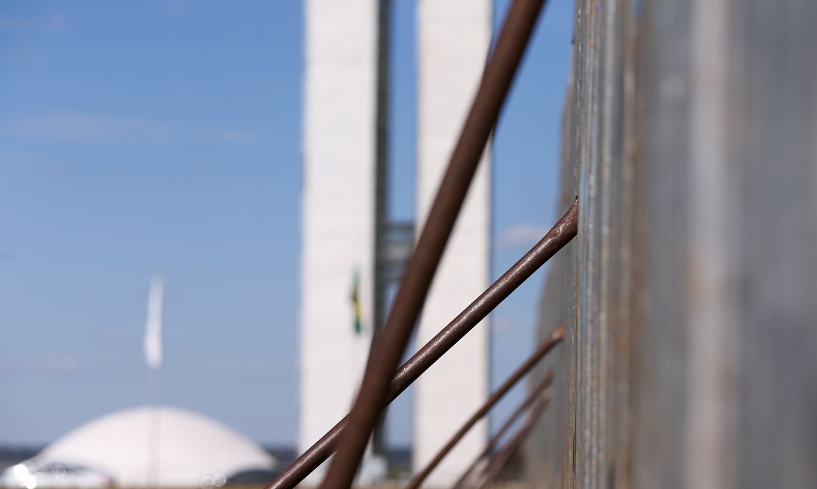 Brasília - Muro e grades vão separar manifestantes pró e anti-impeachment no gramado da Esplanada dos Ministérios durante votação no Senado  (Marcelo Camargo/Agência Brasil)