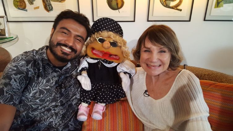 Alan Ribeiro conhece a boneca Maria Santa e sua criadora, Sylvia Massari