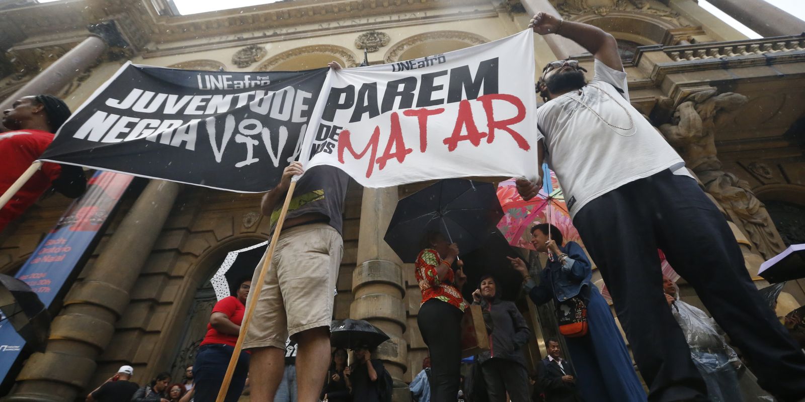 Risco de negro ser vítima de homicídio é 2,7 vezes maior no Brasil Risco de negro ser vítima de homicídio é 2,7 vezes maior no Brasil