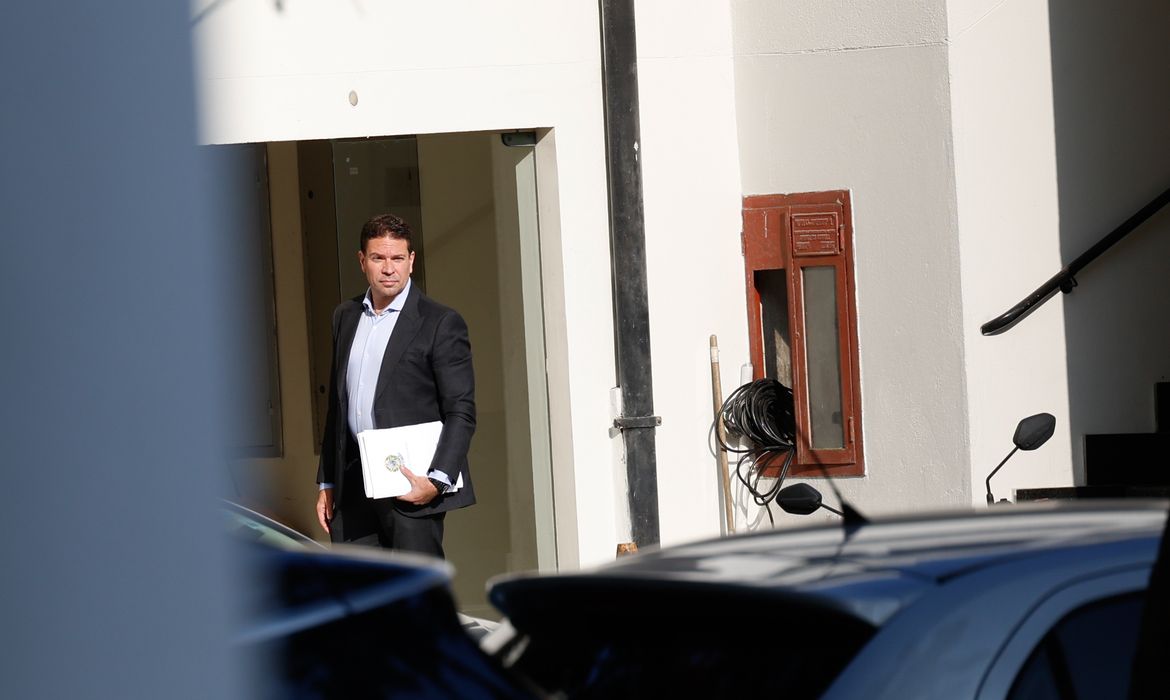 Rio de Janeiro (RJ) 17/07/2024 – O delegado federal Alexandre Ramagem, ex-diretor da Agência Brasileira de Informações (Abin) e pré-candidato à Prefeitura do Rio, presta depoimento na Polícia Federal, que investiga possível uso ilegal de sistemas para espionar autoridades e desafetos políticos no governo Jair Bolsonaro. Foto: Fernando Frazão/Agência Brasil
