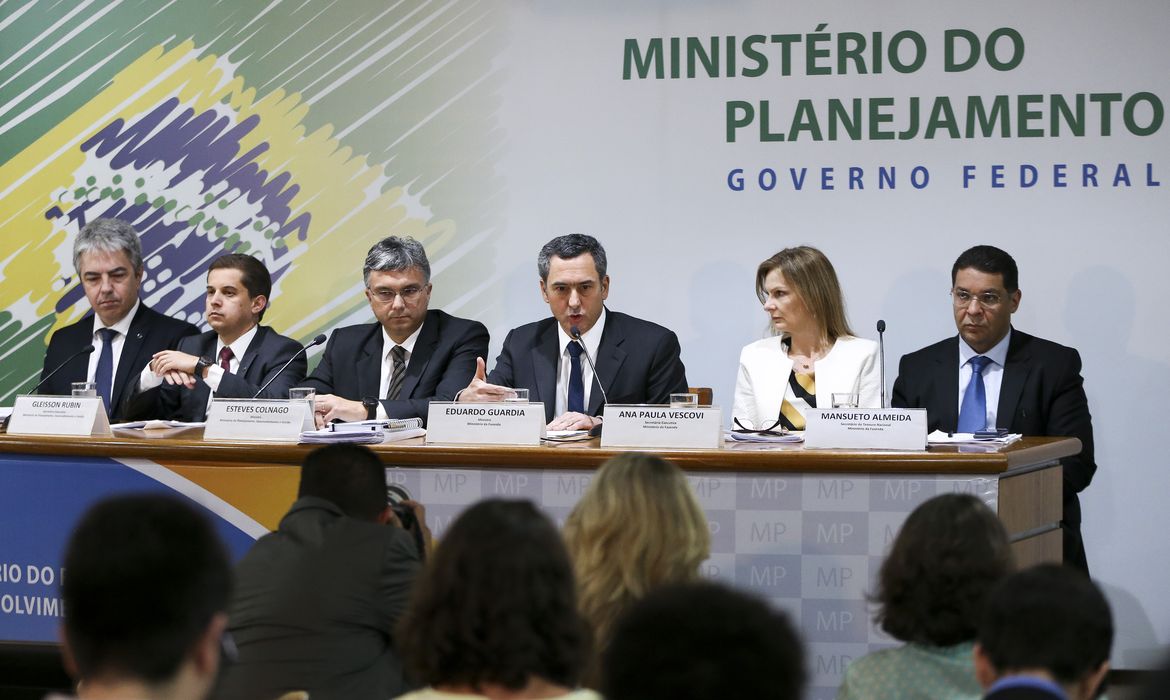 Os ministros do Planejamento, Esteves Colgano, e da Fazenda, Eduardo Guardia durante apresentação do orçamento da União para  2019.