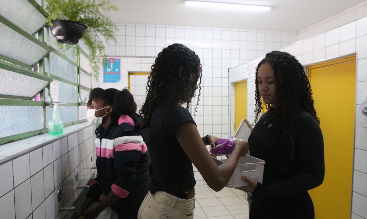 São Paulo (SP), 19/06/2023 - Projeto contra a pobreza menstrual realizado na Escola Municipal de Ensino Fundamental - EMEF Espaço de Bitita disponibiliza absorventes nos banheiros da escola. Foto: Rovena Rosa/Agência Brasil