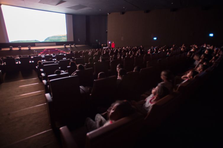Crianças de escolas públicas do DF vão a sessão de cinema em mostra com temática infantil paralela ao Festival de Cinema de Brasília, que acontece no Cine Brasília( Marcelo Camargo/Agência Brasil)