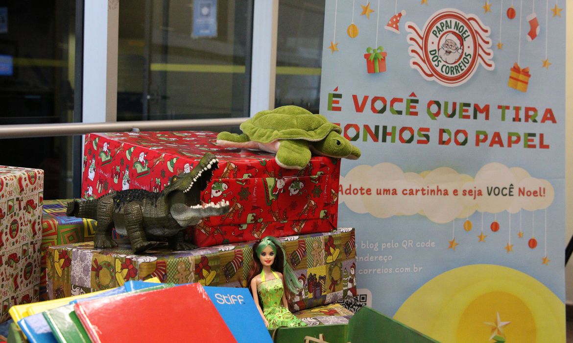 Lançamento da 32ª edição da Campanha Papai Noel dos Correios para o apadrinhamento das cartas com pedidos de Natal escritas por crianças de escolas públicas, no edifício-sede dos Correios, em Vila Leopoldina.