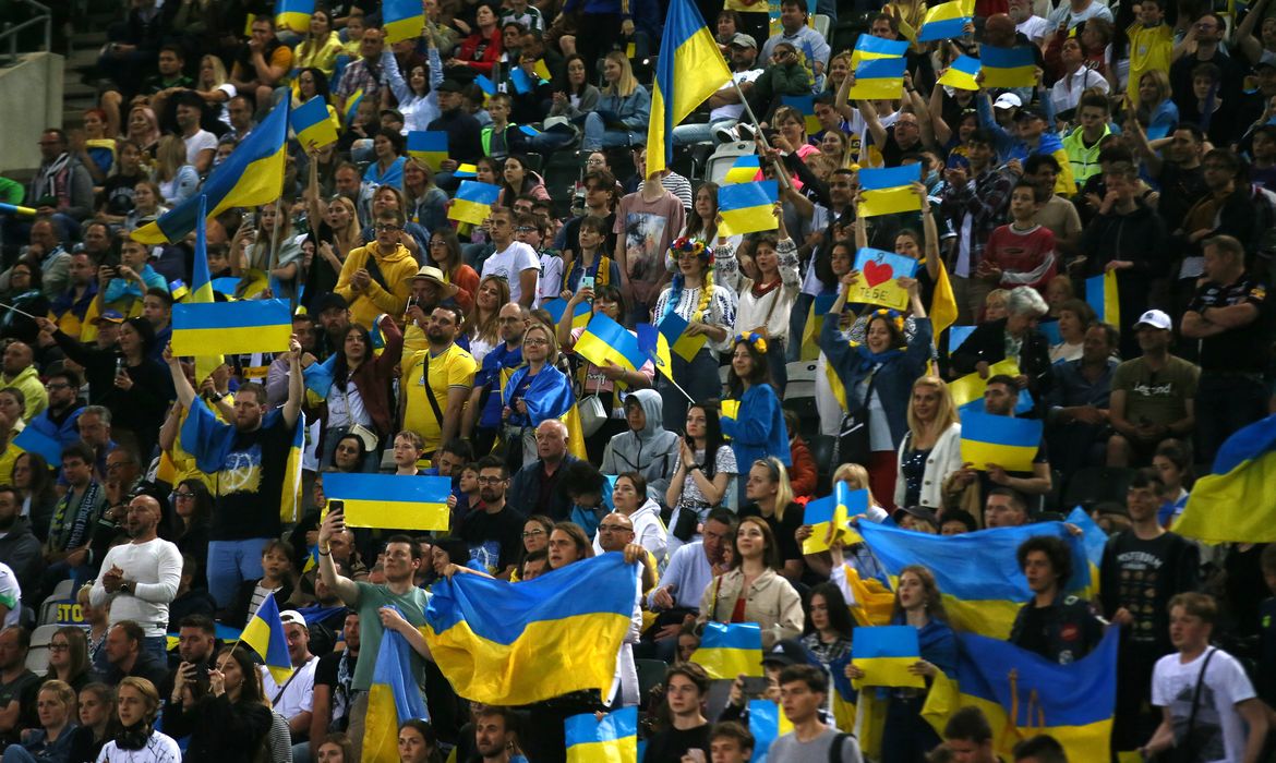 Torcedores com bandeiras da ucrânia durante amistoso entre a seleção do país e equipe alemã borussia moenchengladbach, na alemanha