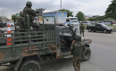 Policiais e militares deflagram operação contra o roubo de cargas no Rio de Janeiro. Ação foi supervisionada pelo secretário de Segurança, general Richard Nunes.