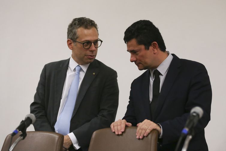 O ministro da Justiça e Segurança Pública, Sergio Moro e o  secretário Nacional do Consumidor, Luciano Timm, participam do 2º Encontro Nacional de Combate à Pirataria e a Crimes Correlatos