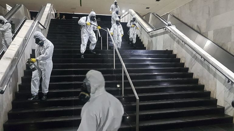Militares do Exército promovem ação de desinfecção na Rodoviária do Plano Piloto, uma das medidas adotadas para prevenir a contaminação pelo novo coronavírus