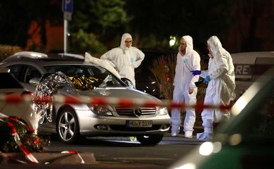 Técnicos forenses trabalham em Hanau, na Alemanha, onde houve um tiroteio