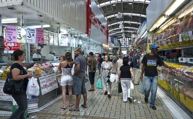 Consumidores fazem compras em supermercado